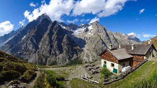 Rifugio Bonatti Il rifugio e i monti Shutterstock.com 